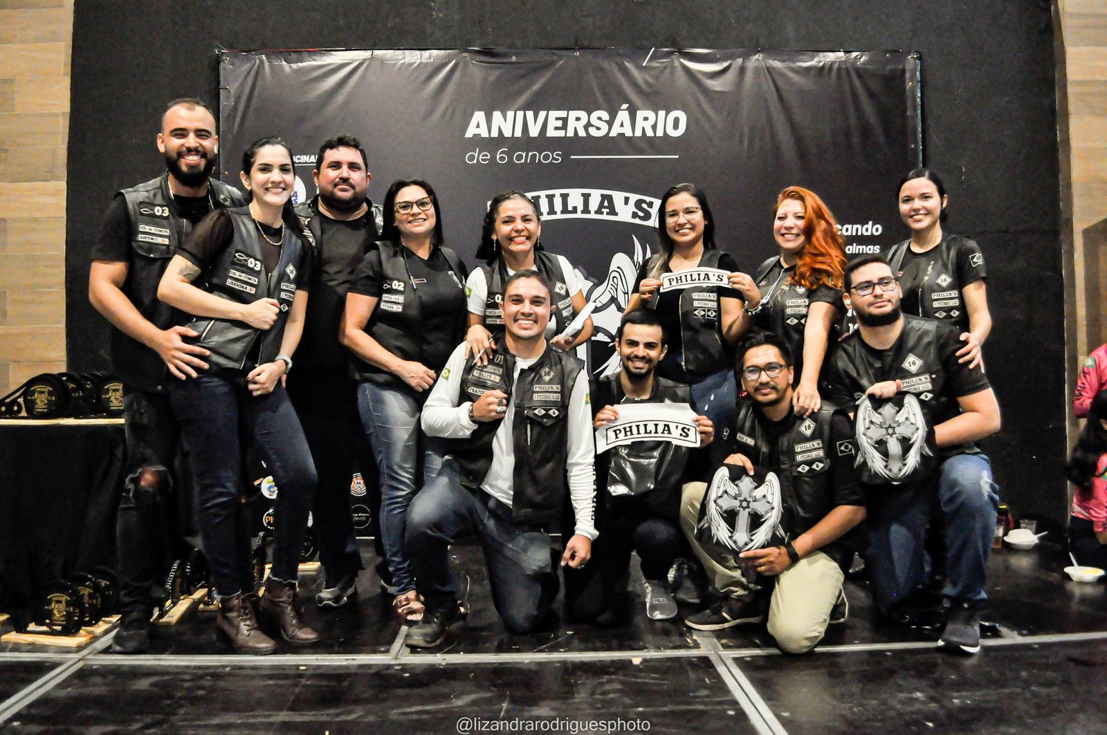 Integrantes do Philia's MG Ceará reunidos no palco durante a comemoração do aniversário do grupo